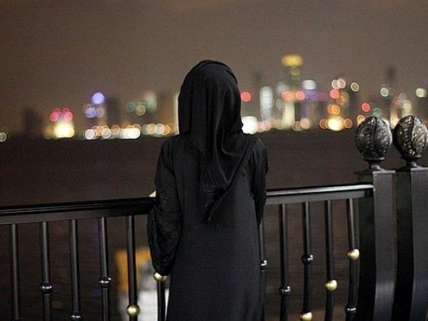 Грустные мусульманские. Грустная мусульманка. Печальная мусульманка. Одинокая мусульманка. Девушка в хиджабе со спины.